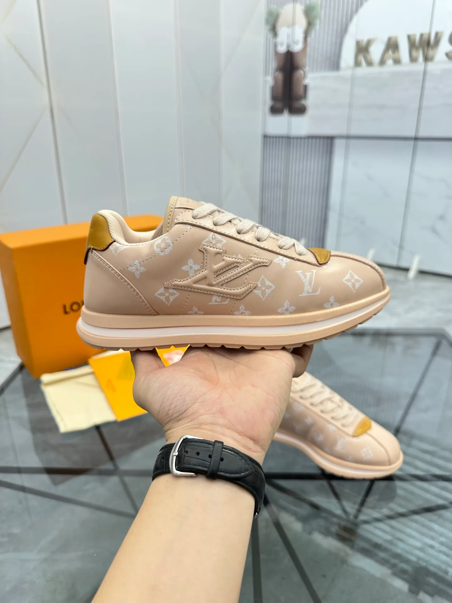 Men's shoes: 💰P700¥ Top quality Product trademark: LV* "Louis Vuitton*" low-top casual shoes Regular size: 35-45 (can be customized to 46) Couple style Product materials: Imported cowhide upper, breathable lining, original outsole. Number: two